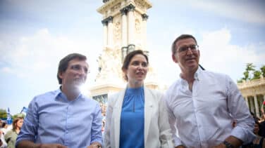 Ayuso vaticina ante Feijóo el fin de "los días negros de la democracia": "Hay que rematar"