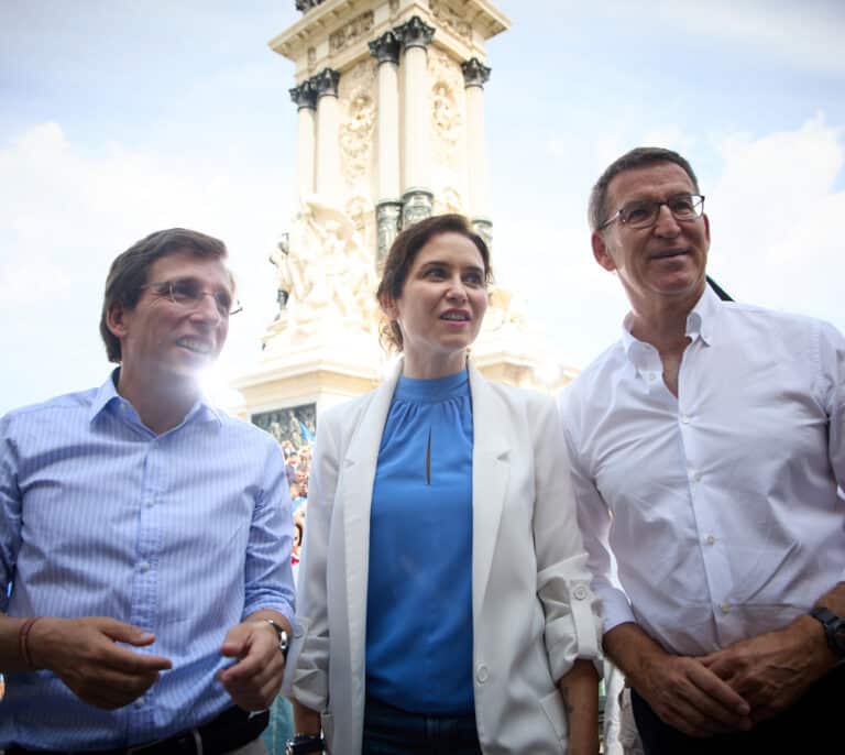Ayuso vaticina ante Feijóo el fin de "los días negros de la democracia": "Hay que rematar"