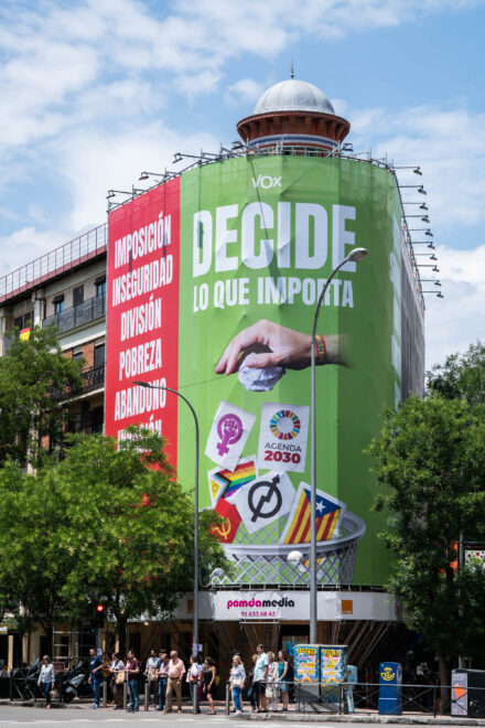 Vista de la lona que Vox ha instalado en la calle Alcalá, 145