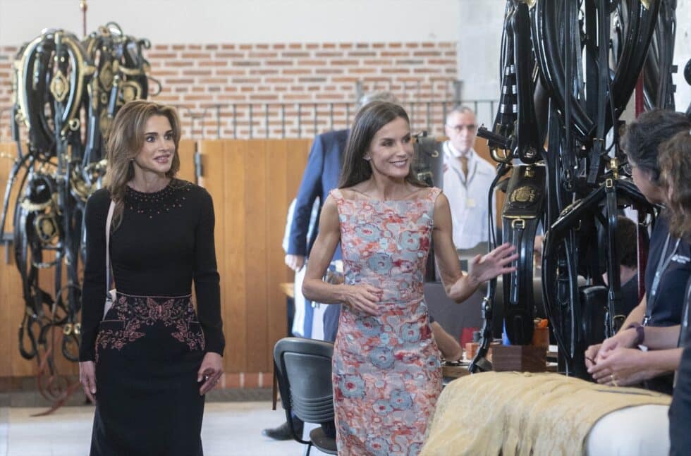 Visita de las dos consortes a los talleres de Patrimonio Nacional en el Palacio Real.