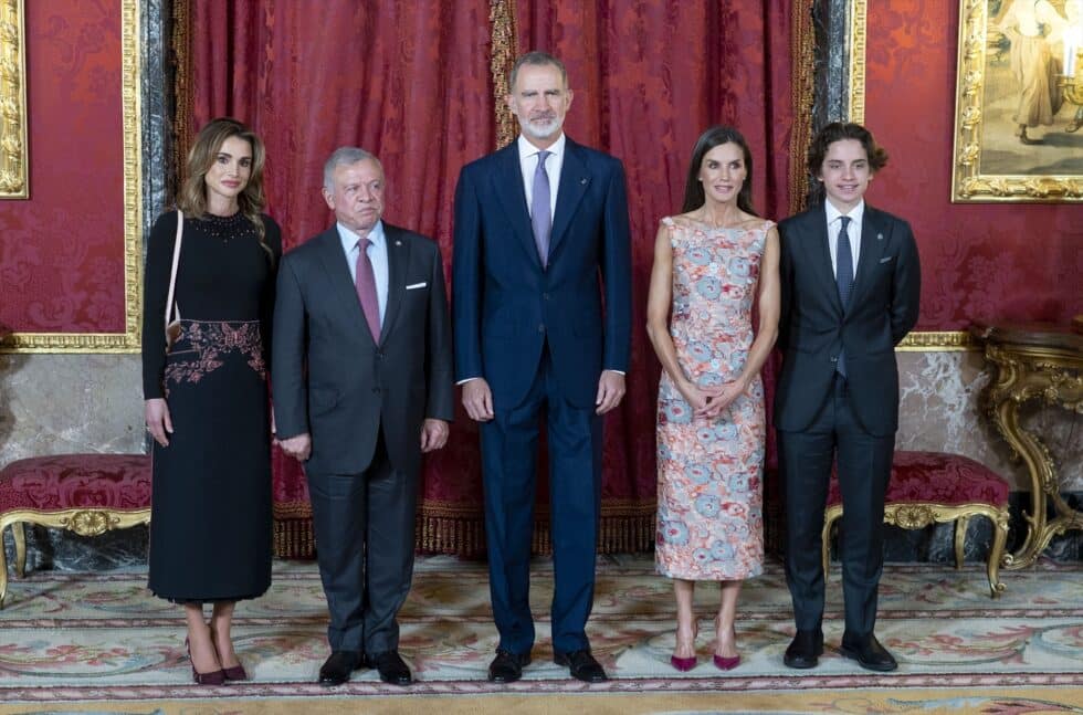 Los reyes de España reciben a los reyes de Jordania, Abdalá II y Rania, y al menor de sus híjos, el príncipe Hashem, antes del almuerzo oficial celebrado este lunes en el Palacio Real.