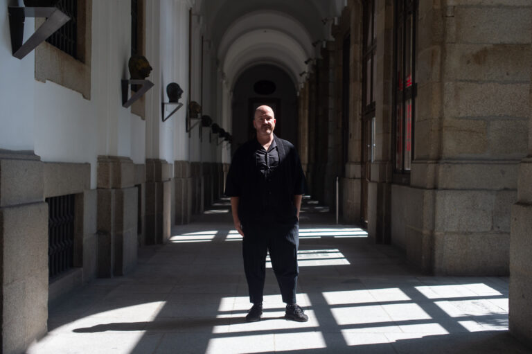 El nuevo director del Reina Sofía, Manuel Segade, posa tras la inauguración de la exposición Maquinaciones. Créditos: Europa Press.