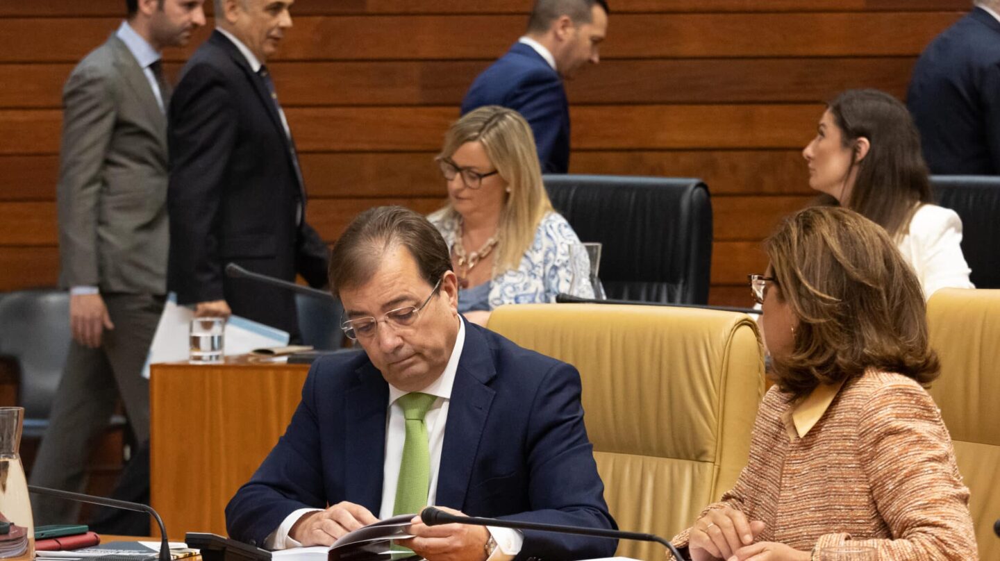 El presidente en funciones de la Junta de Extremadura, Guillermo Fernández Vara, durante la constitución de la Asamblea de Extremadura, a 20 de junio de 2023, en Mérida, Badajoz, Extremadura (España). Blanca Martín Delgado, del Grupo Socialista, volverá a ocupar el cargo de presidenta de la Asamblea de Extremadura en esta XI Legislatura, después de que PP y VOX no hayan llegado a un acuerdo cerrado para la formación de un gobierno alternativo. Martín ha recibido 32 votos, los 28 diputados de su grupo y los cuatro de Unidas por Extremadura, mientras que el candidato del PP, Abel Bautista, ha obtenido 28, mismo número de escaños que tiene su grupo parlamentario, y el de Vox, Ángel Pelayo Gordillo Moreno el de los cinco diputados con los que cuenta su grupo. Este fracaso entre PP y VOX acerca a Extremadura a unas nuevas elecciones. 20 JUNIO 2023;MÉRIDA;ASAMBLEA;PRESIDENTA;PP;VOX Jorge Armestar / Europa Press 20/6/2023