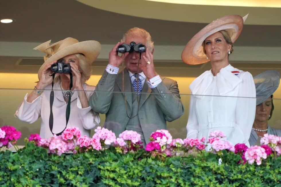 El rey Carlos, Camilla y la duquesa de Edimburgo en Ascot