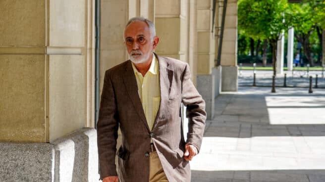 El jurado declara culpable al exdirector de la Faffe por "pagos ilícitos" en prostíbulos El exdirector técnico de la fundación (Faffe) Fernando José Villén Rueda, a la llegada a la Audiencia de Sevilla