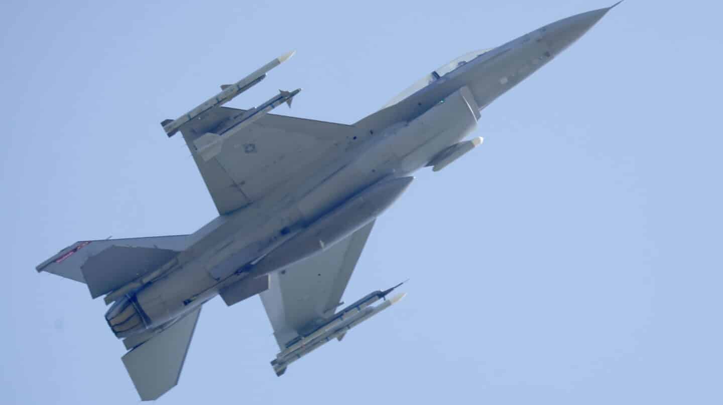 Un F-16 en el Air Defender 2023