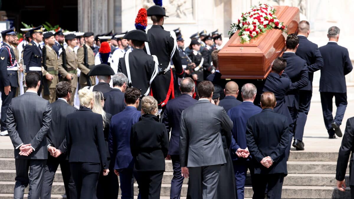 El ataúd de Silvio Berlusconi llega a la Catedral de Milán (Duomo) para el funeral de Estado