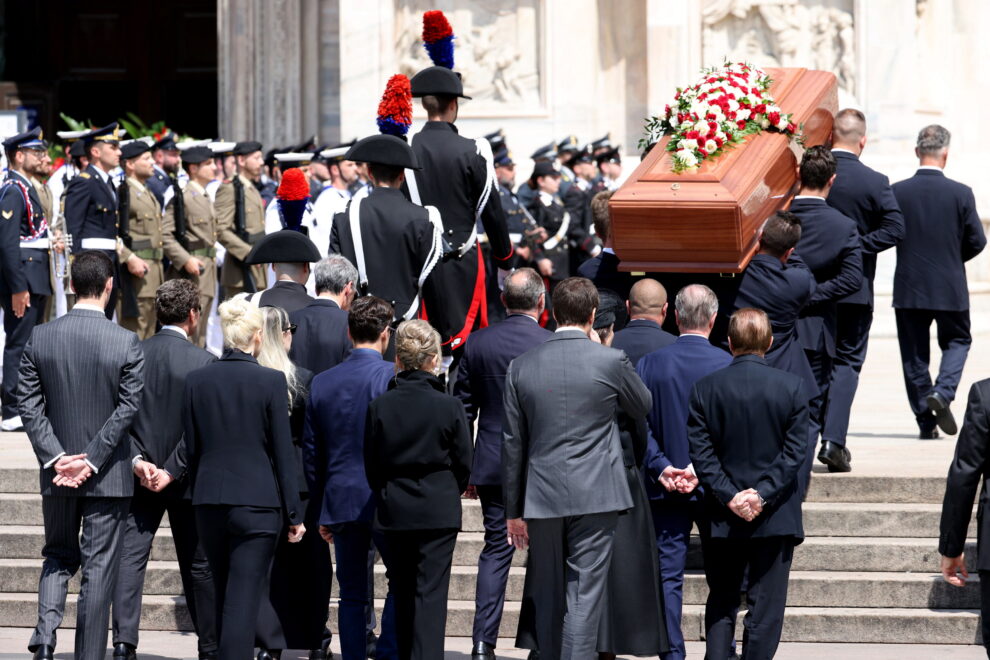 El ataúd de Silvio Berlusconi llega a la Catedral de Milán (Duomo) para el funeral de Estado