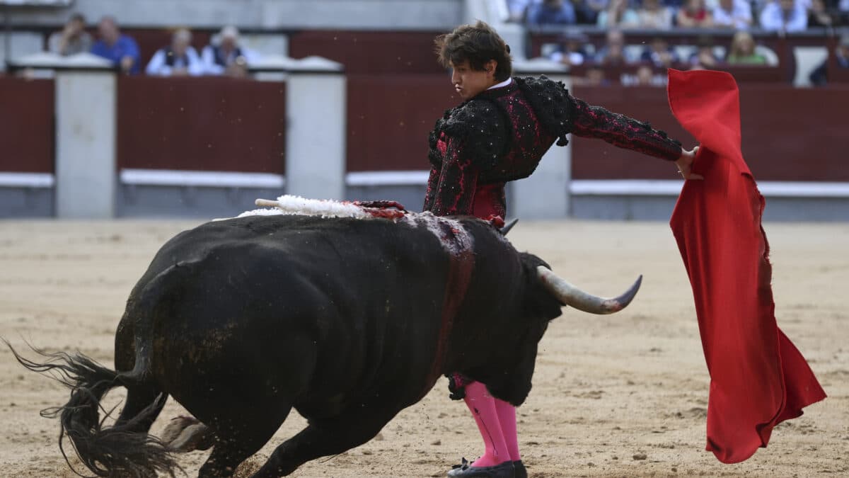 Roca Rey se pasa por la espalda al toro de Cortés en Las Ventas.