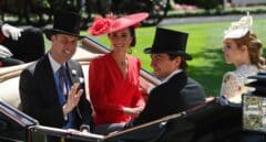La familia real británica en la feria de vanidades y tocados de Ascot
