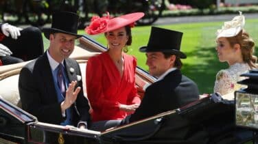 La familia real británica en la feria de vanidades y tocados de Ascot