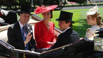 La familia real británica en la feria de vanidades y tocados de Ascot
