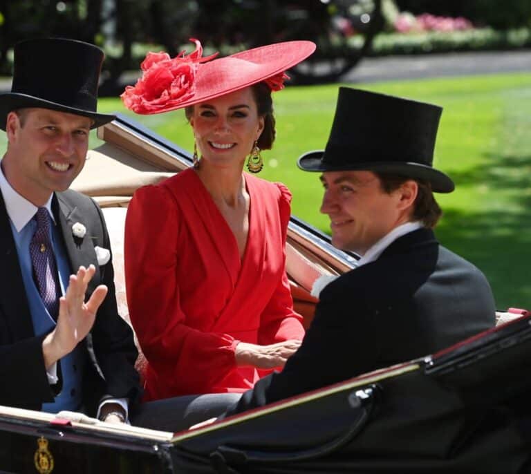 La familia real británica en la feria de vanidades y tocados de Ascot