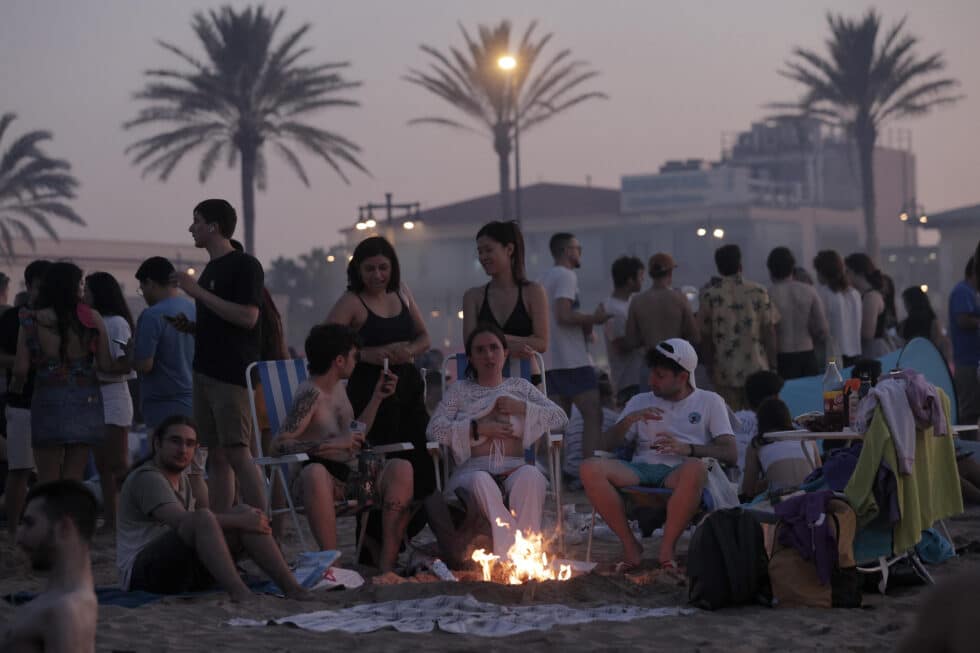 Miles de personas abarrotan hoy viernes la playa de la Malvarrosa, en Valencia, para celebrar la Noche de San Juan.