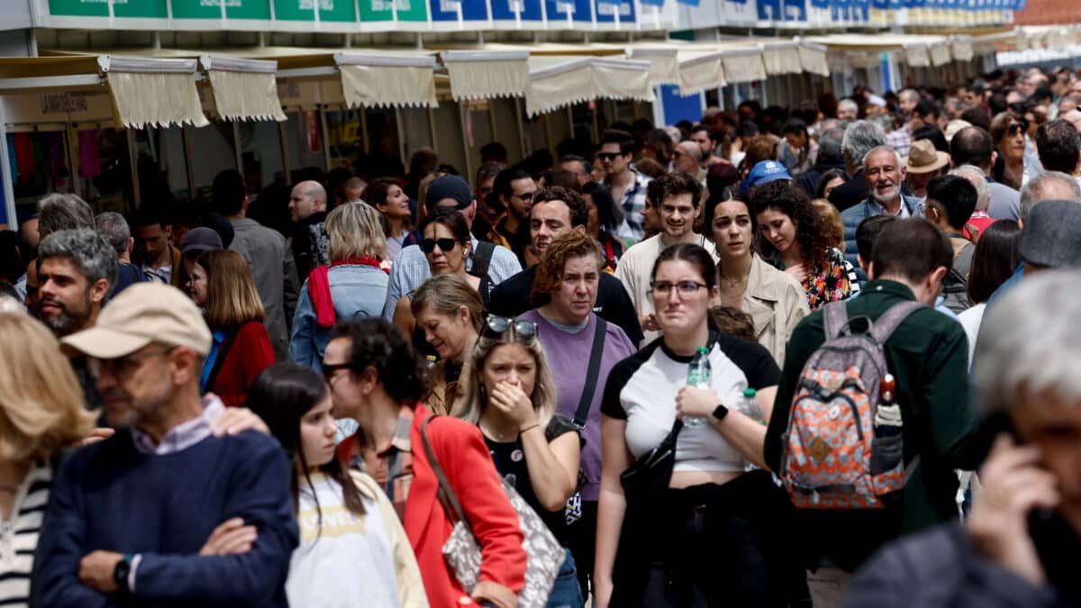 Una multitud de visitantes abarrota la Feria del Libro de Madrid en el Parque del Retiro este sábado, en el primer fin de semana de celebración.