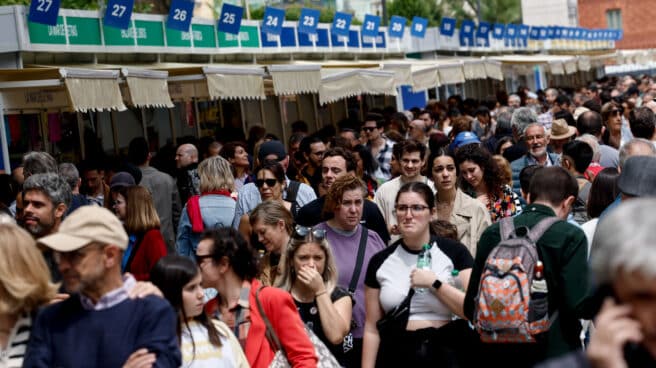 Una multitud de visitantes abarrota la Feria del Libro de Madrid en el Parque del Retiro este sábado, en el primer fin de semana de celebración.