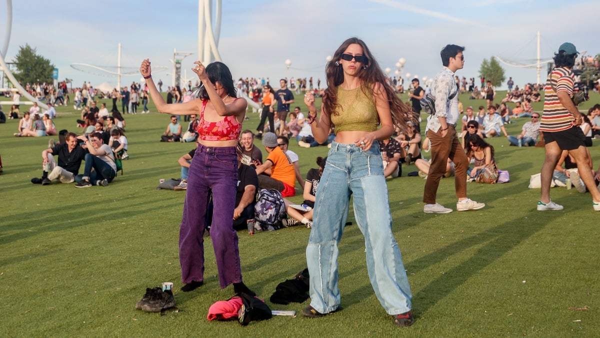 Dos chicas bailan en el Primavera Sound de Madrid