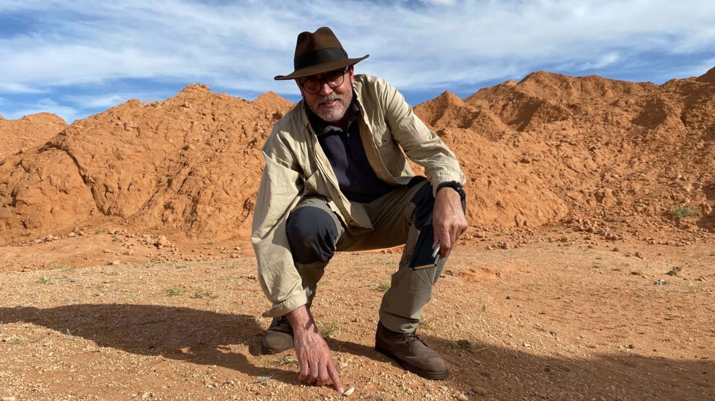 Jordi Serrallonga en plena búsqueda de huevos de dinosaurio –dragón– en la localidad paleontológica de Flaming Cliffs, desierto de Gobi, Mongolia.