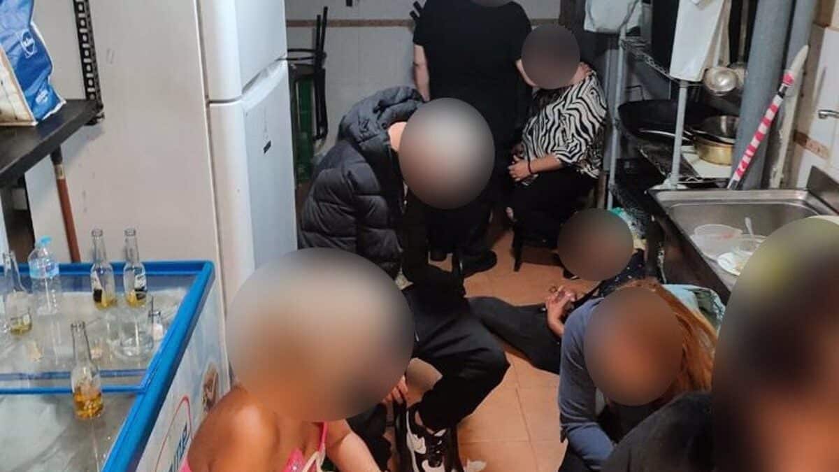 Descubren un cuarto oculto en una cafetería de Usera donde se practicaban orgías