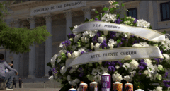 Frente Obrero organiza una ceremonia frente al Congreso de los Diputados para honrar "la muerte de Podemos"