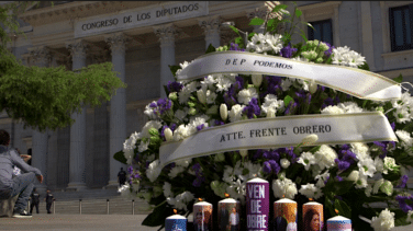 Frente Obrero organiza una ceremonia frente al Congreso de los Diputados para honrar "la muerte de Podemos"