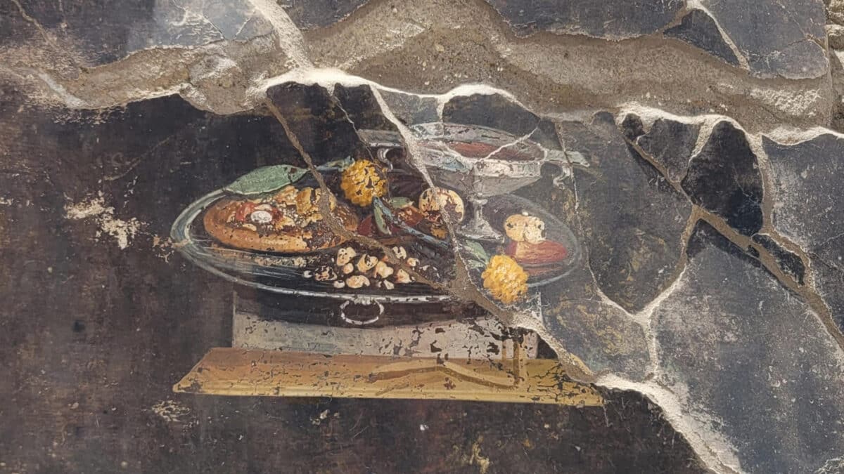 Descubren la representación de un posible antepasado de la pizza en un fresco en Pompeya