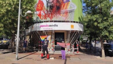 Activistas de Futuro Vegetal bañan con pintura el polémico cartel de VOX donde 'tiran a la basura' a distintos colectivos