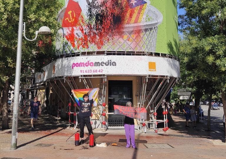 Activistas de Futuro Vegetal bañan con pintura el polémico cartel de VOX donde 'tiran a la basura' a distintos colectivos