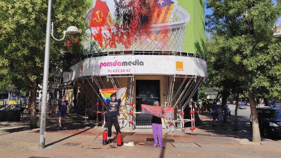 Activistas de Futuro Vegetal han lanzado pintura utilizando extintores contra el cartel donde VOX "tira a la basura" a distintos colectivos​.