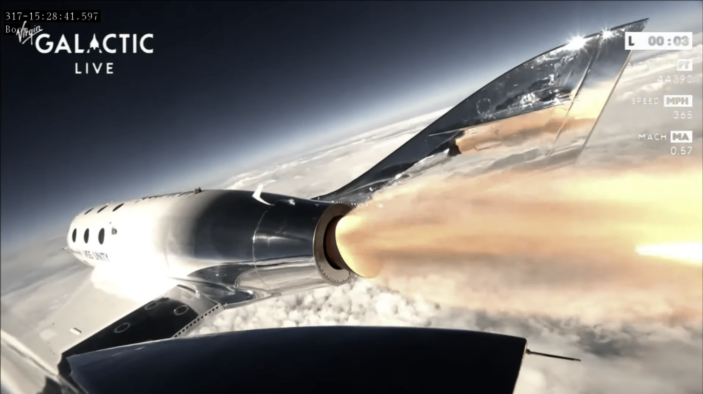 El cohete de Virgin Galactic tras abandonar la nave nodriza.