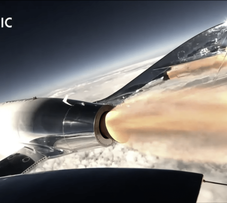 Virgin completa con éxito su primer vuelo comercial al espacio: a partir de agosto promete una misión al mes
