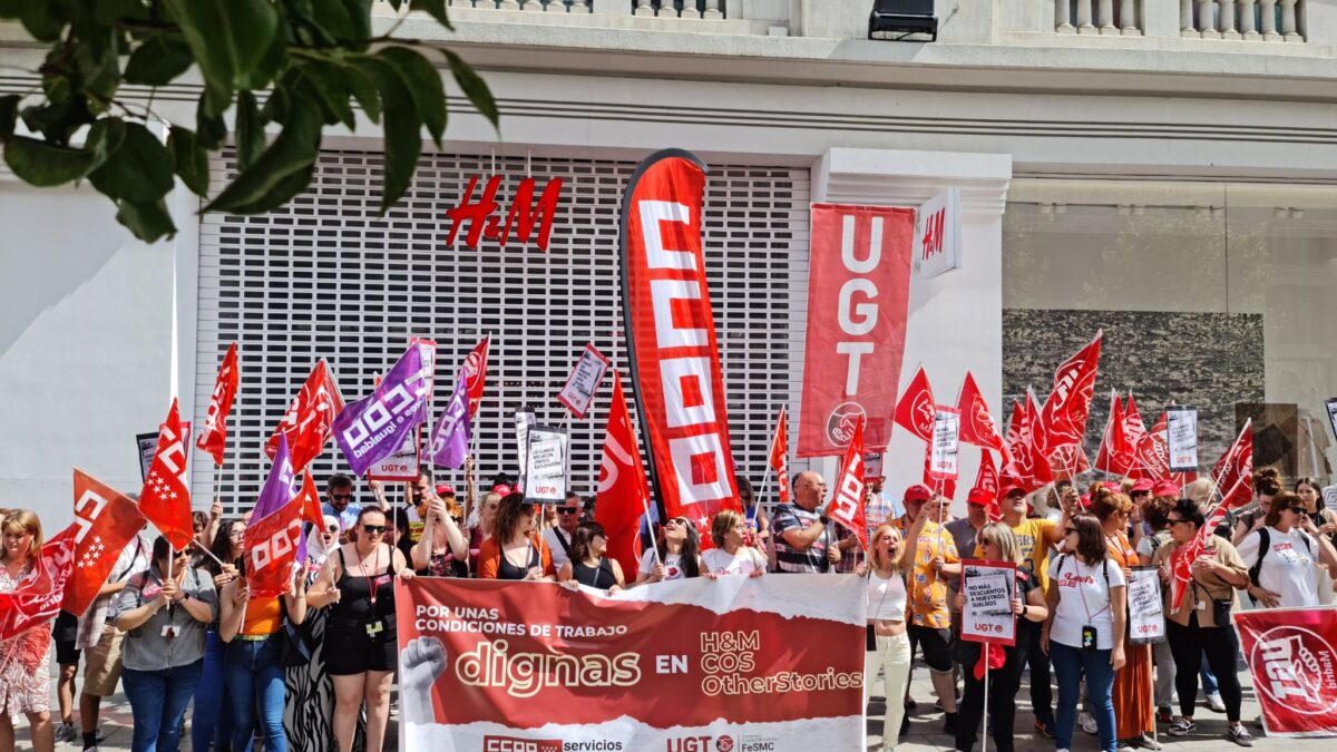 Un grupo de manifestantes ante la tienda H&M en la Gran Vía de Madrid.