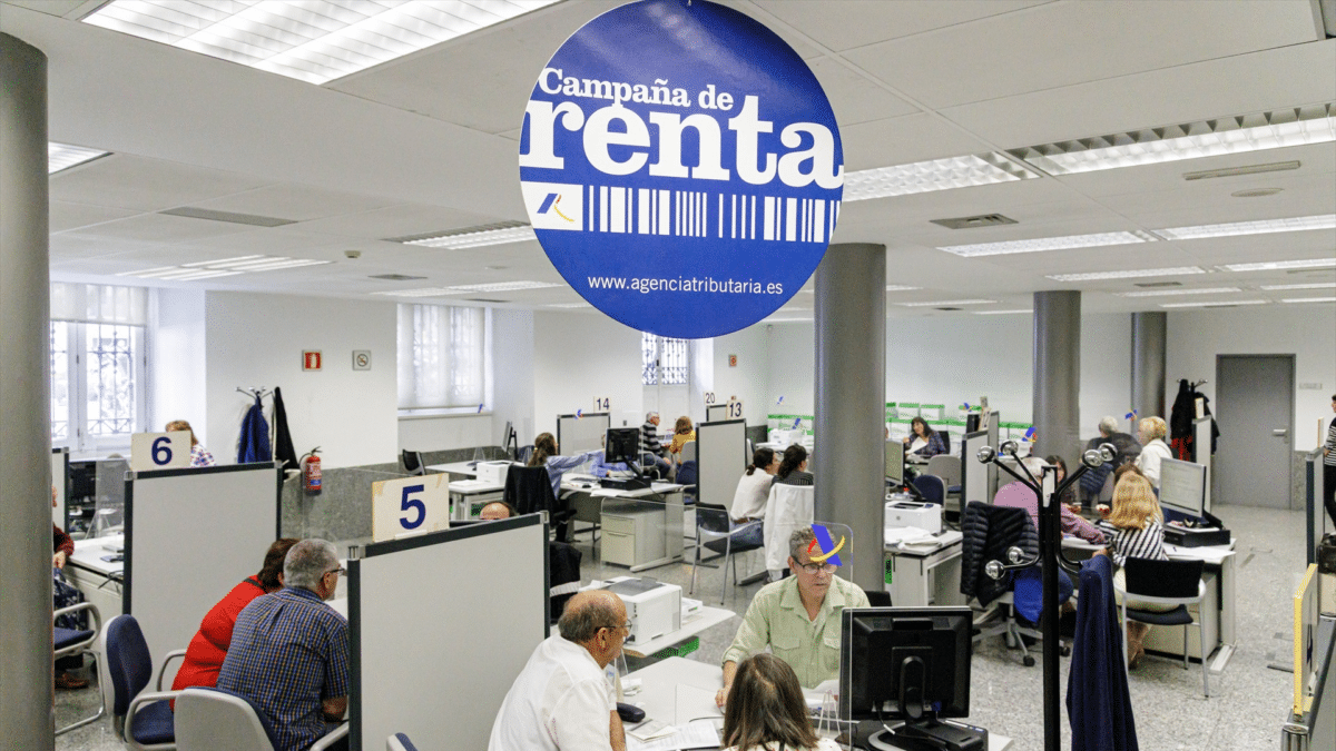 Varias personas en una oficina de la Agencia Tributaria que tienen hasta el 30 de junio para presentar la declaración de la renta correspondiente al ejercicio de 2022