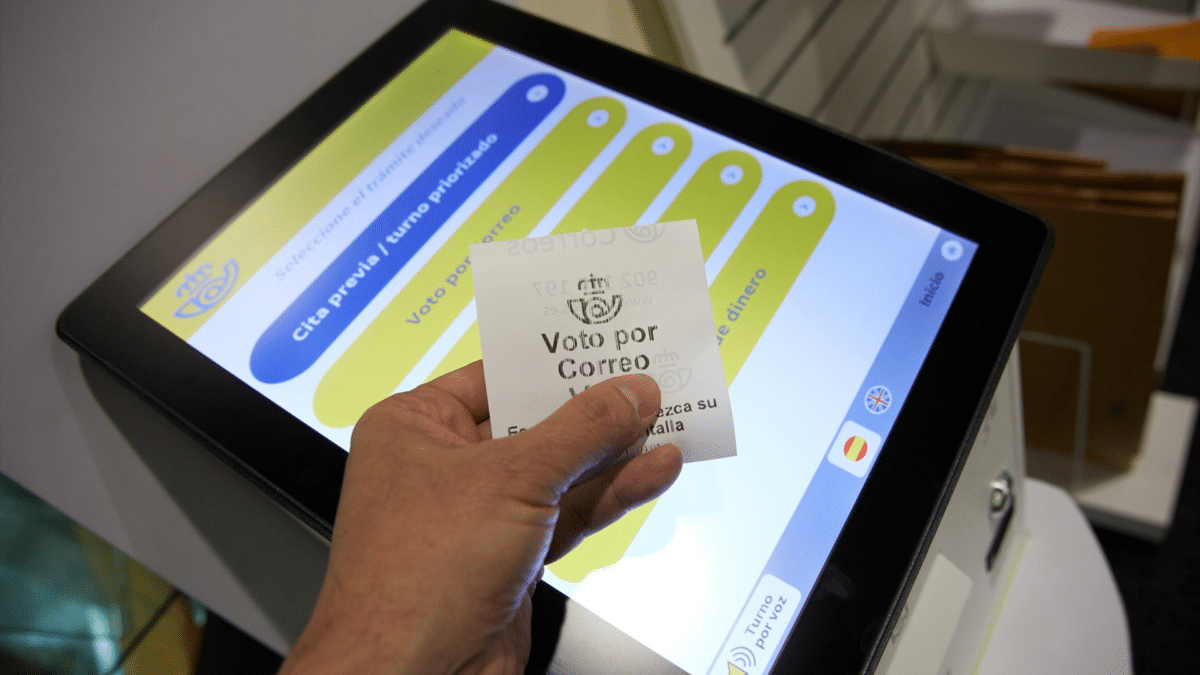 Una persona con un ticket de voto por correo que podrá solicitarlo hasta el próximo jueves 13 de julio 2023