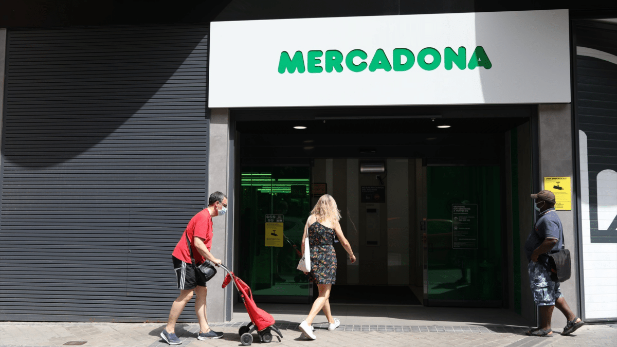 Exterior de un supermercado de Mercadona, que ampliará su horario de cara a verano 2023 en 332 establecimientos y abrirá los domingos