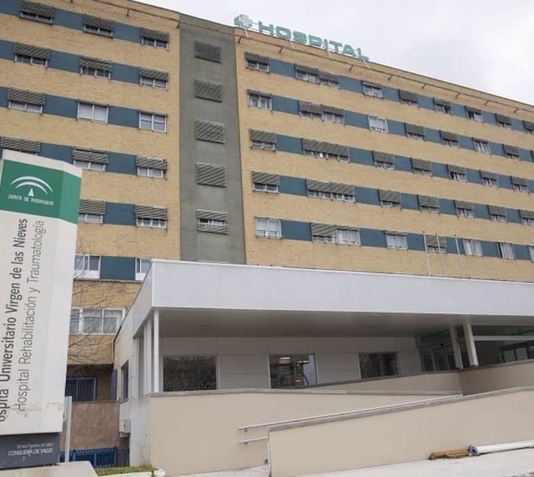 Un hombre herido tras caer una piedra en su casa