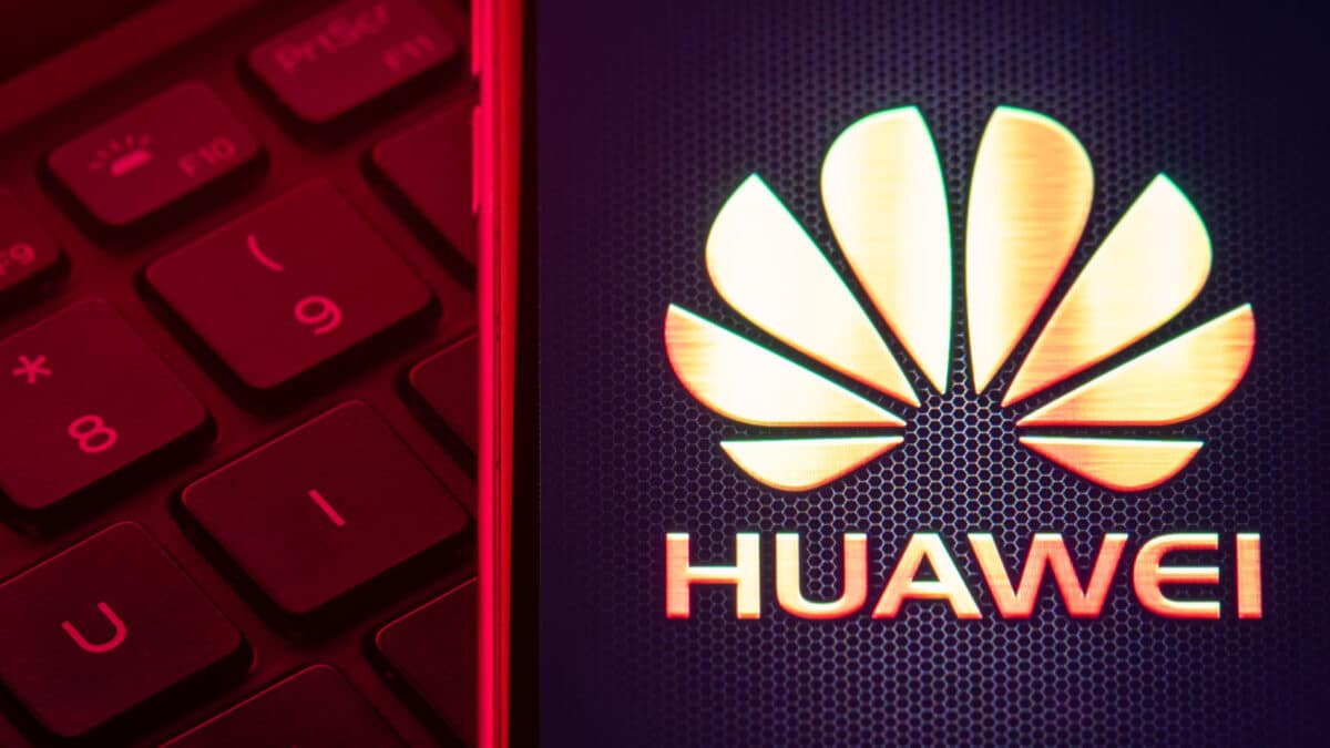 Vista general del logotipo de Huawei. Citando preocupaciones de seguridad, el gobierno británico dijo el martes que excluiría al gigante tecnológico chino Huawei de su infraestructura 5G