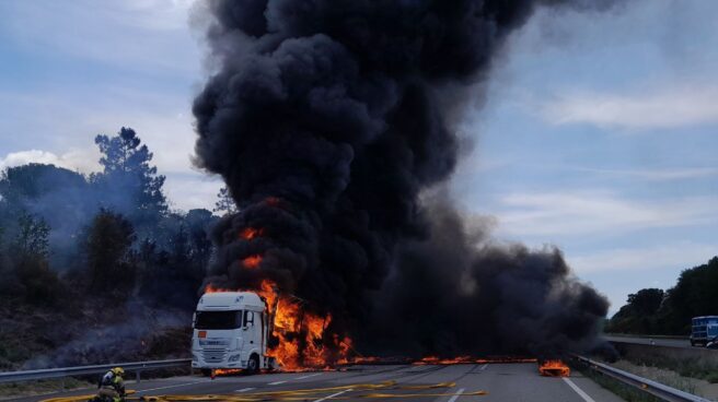 Camión incendiado en la AP-7