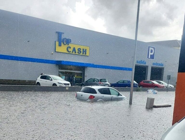 Una tromba de agua arrasa Ávila y obliga a cortar varias calles al tráfico