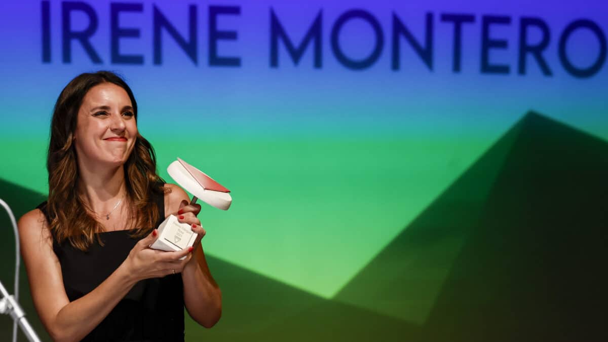 La ministra de Igualdad, Irene Montero, tras recibir el Premio Triángulo Rosa, otorgado por el Colectivo de Lesbianas, Gays, Transexuales y Bisexuales de Madrid (COGAM), este lunes en el Teatro Luchana, en Madrid.