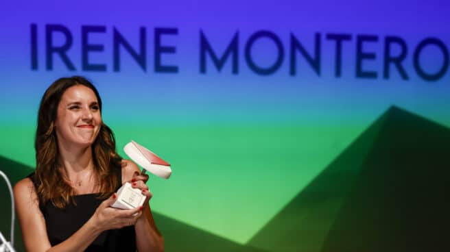 Irene Montero en los Óscar de Chueca La ministra de Igualdad, Irene Montero, tras recibir el Premio Triángulo Rosa, otorgado por el Colectivo de Lesbianas, Gays, Transexuales y Bisexuales de Madrid (COGAM), este lunes en el Teatro Luchana, en Madrid.
