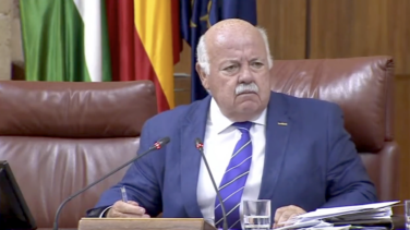 El presidente de Parlamento andaluz abronca al PSOE por poner la música del NODO a un diputado de Vox