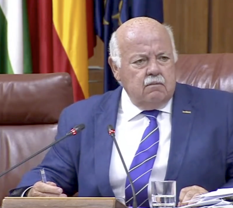 El presidente de Parlamento andaluz abronca al PSOE por poner la música del NODO a un diputado de Vox