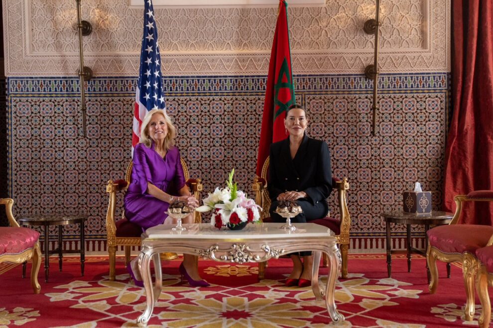 La primera dama estadounidense Jill Biden se reúne con la princesa Hasna, hermana de Mohamed VI, en Marruecos.
