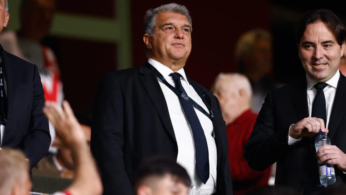 Joan Laporta, presidente del FC Barcelona, observa durante el partido de fútbol de la liga española, la Liga Santander