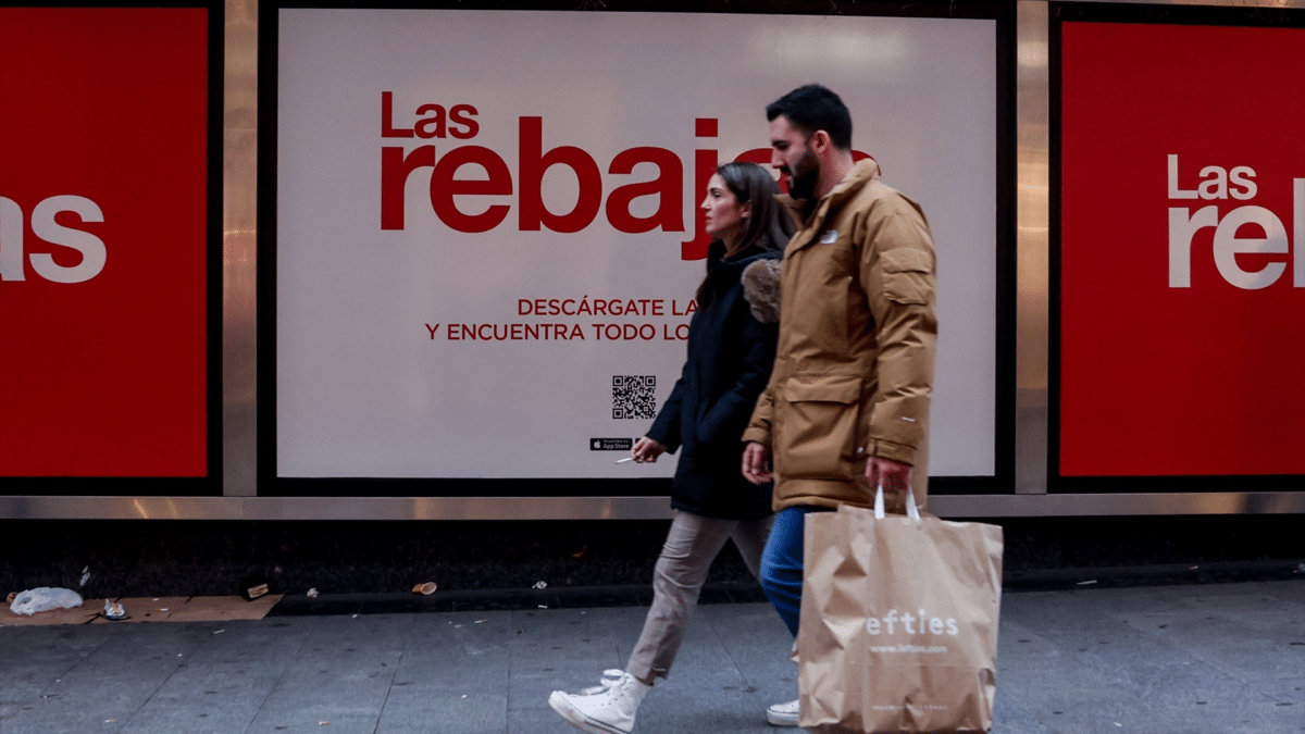 Una pareja de compras aprovechando las rebajas de verano de El Corte Inglés de 2023 que comenzaron el pasado 13 de junio.