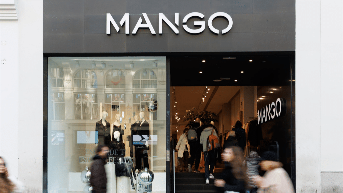 Varias personas frente a una tienda de Mango, atentas a cuándo empiezan las rebajas de verano 2023 en Mango