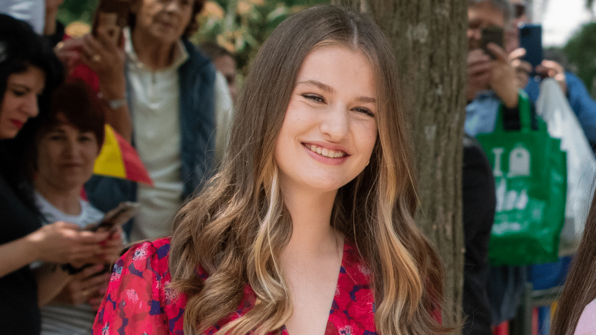 Leonor, muy sonriente en la confirmación de su hermana Sofía