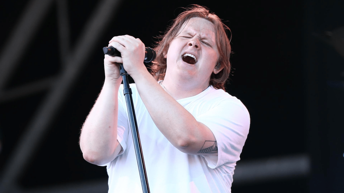 El cantante Lewis Capaldi durante su actuación en el festival Glastonbury, en el que sufrió una crisis provocada por el síndrome de Tourette