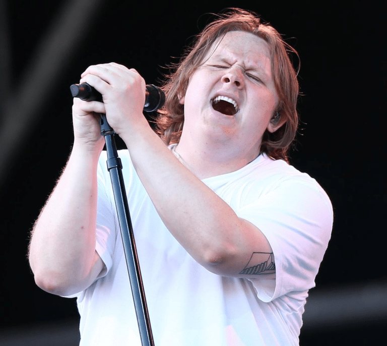 ¿Qué es el síndrome de Tourette, la enfermedad que padece Lewis Capaldi?